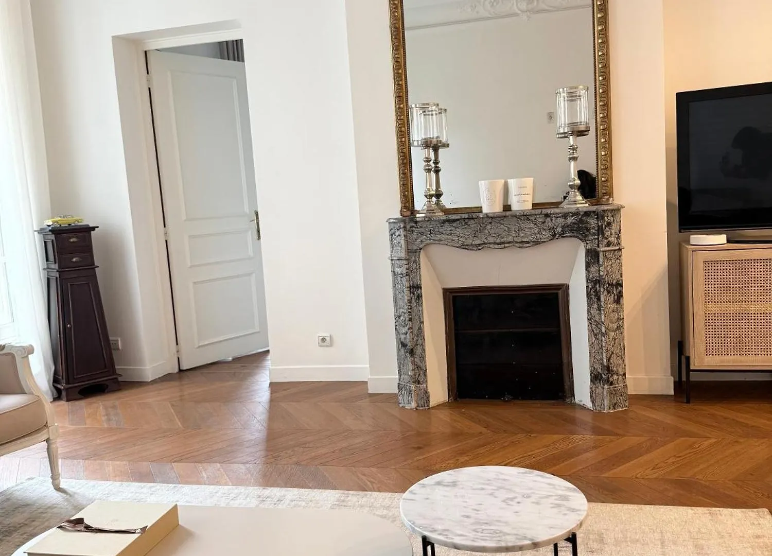 Central Champs Elysee - High Luxury 2 Bedroom Apartment Paris France
